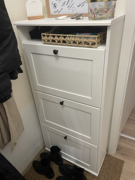 Vand mobilier complet cu masina de spalat.