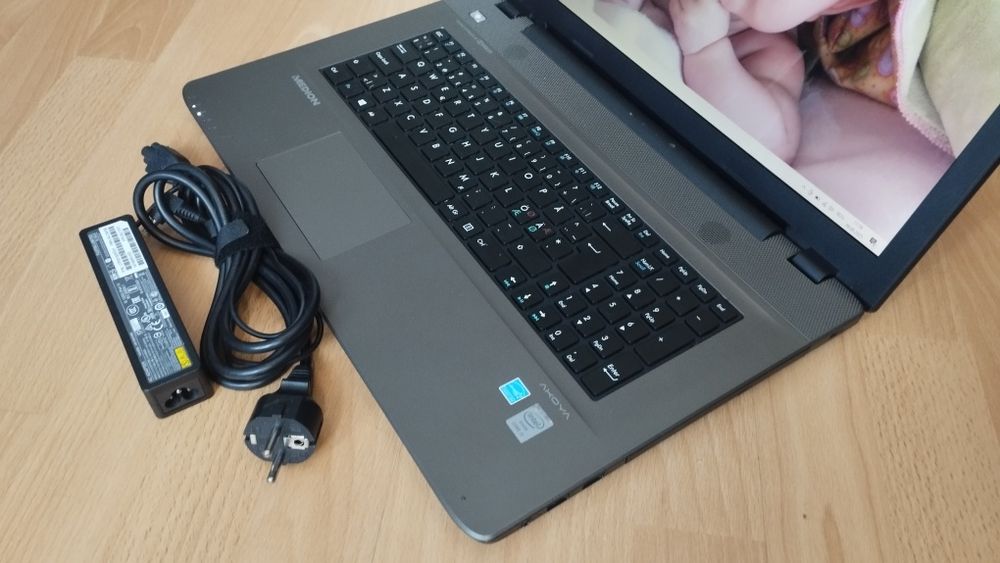 Medion Akoya 17,3 inch, Core I5, 12 GB RAM, SSD 240GB baterie 2 ore