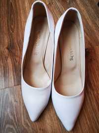 Дамски бели обувки с ток