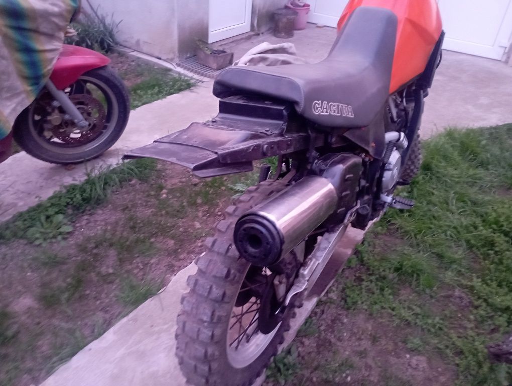 Motor Ducati 650 in două pistoane