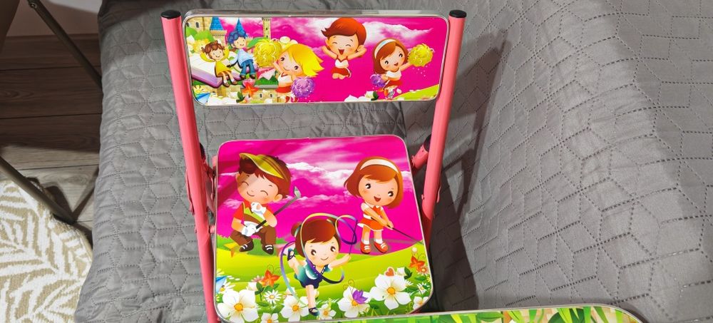 Set măsuță reglabilă pe înălțime, pliabilă cu scaun pliabil.