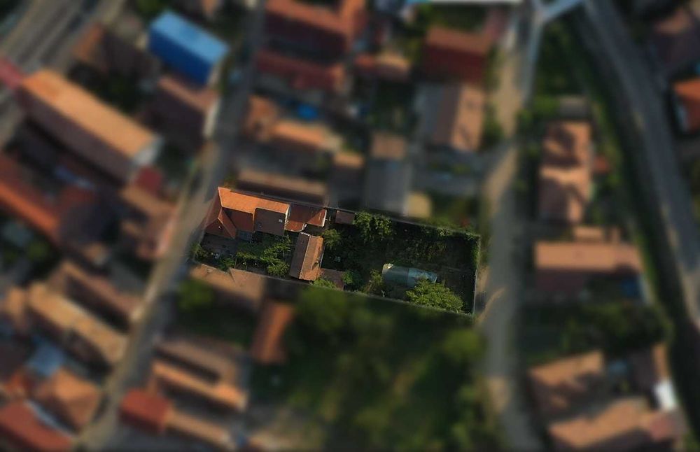 Casă spațioasă cu curte generoasă, garaj + o casă mică