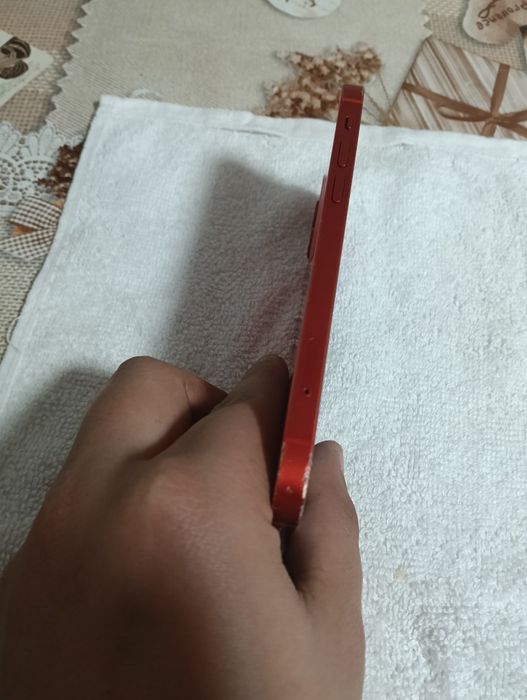 Vând iPhone 12 RED