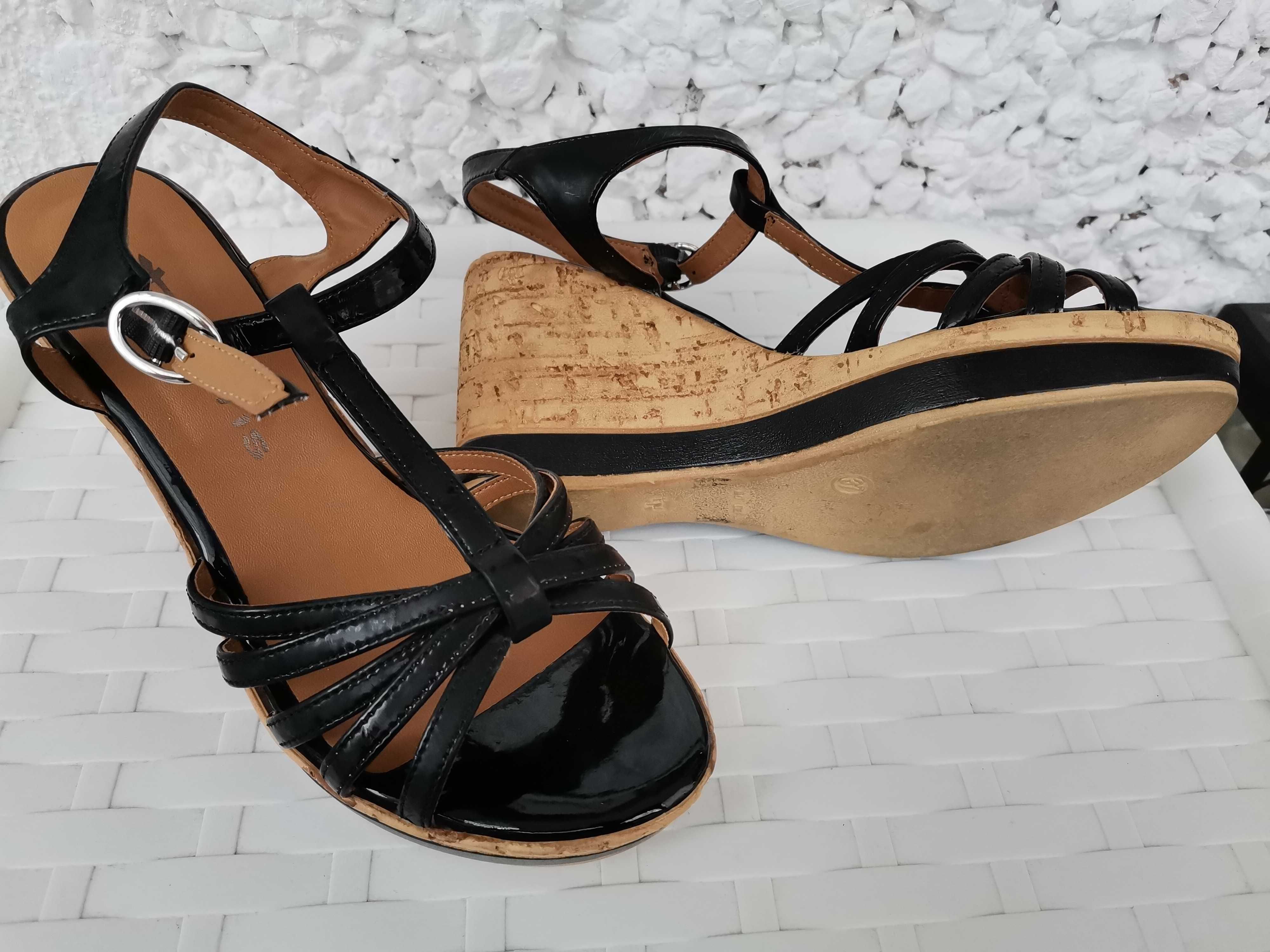 Sandale negre cu platforma, din piele lacuita, Tamaris