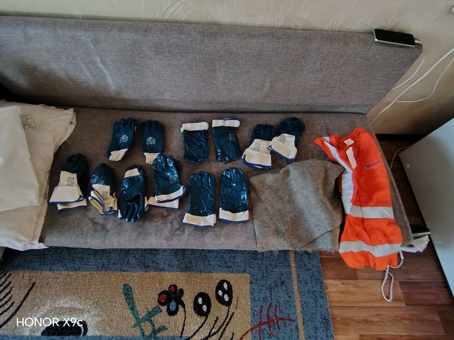 Срочно продам руковицы и портянка жилет