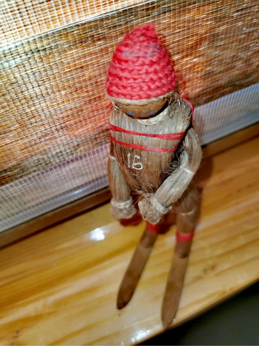 Сламена фигура кукла скиор на ски в екип и без щеки !