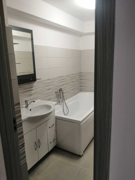 INCHIRIEZ apartament 3 camere, Brașov, Tractorul, str. Nicolae Labiș