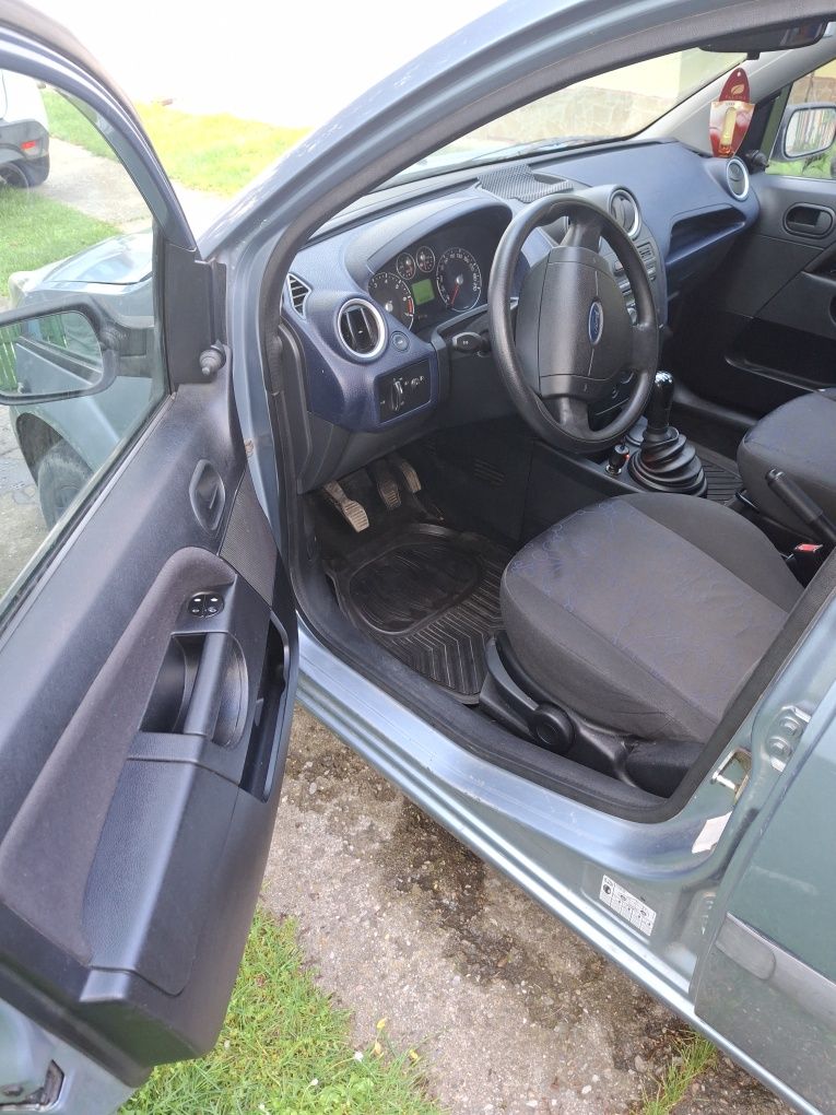 Vând Ford Fiesta 1.3 benzină