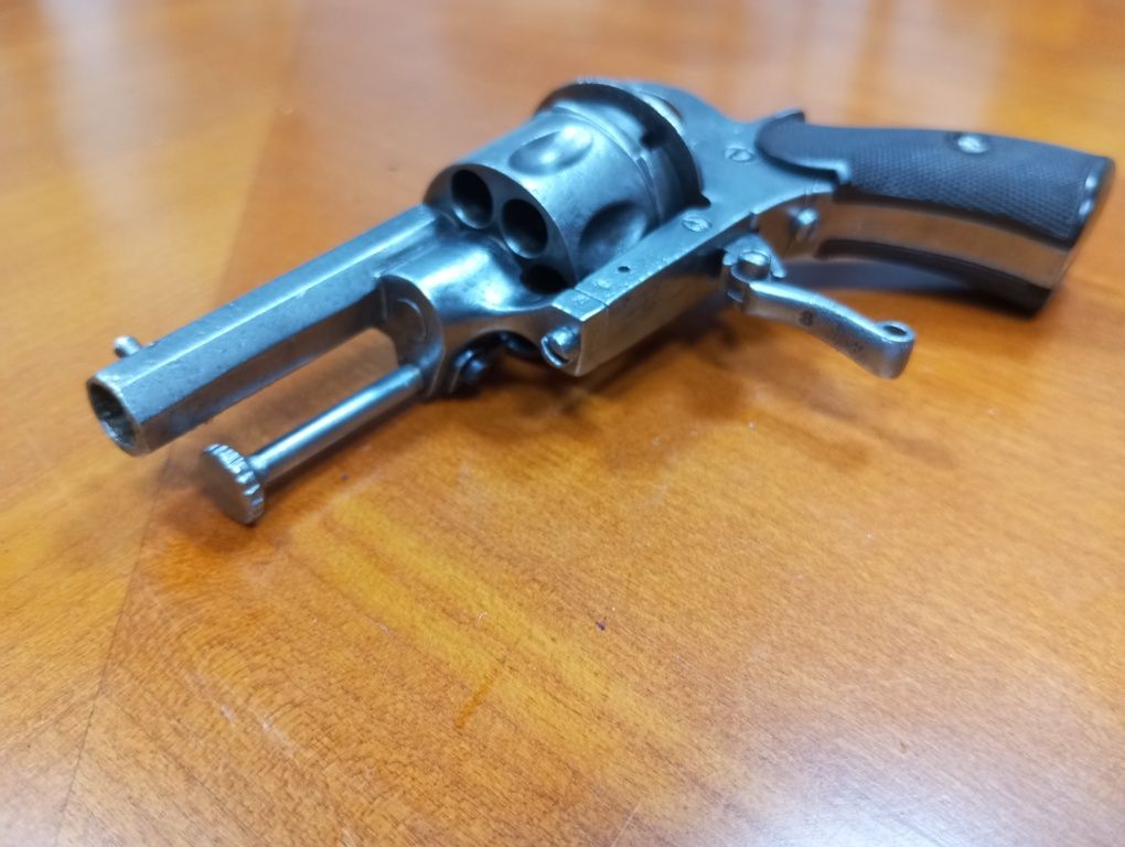 Уникален малък револвер/пистолет
