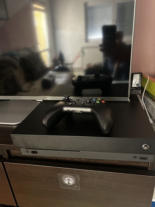 Vand Xbox One X 1TB + manetă + 2 jocuri