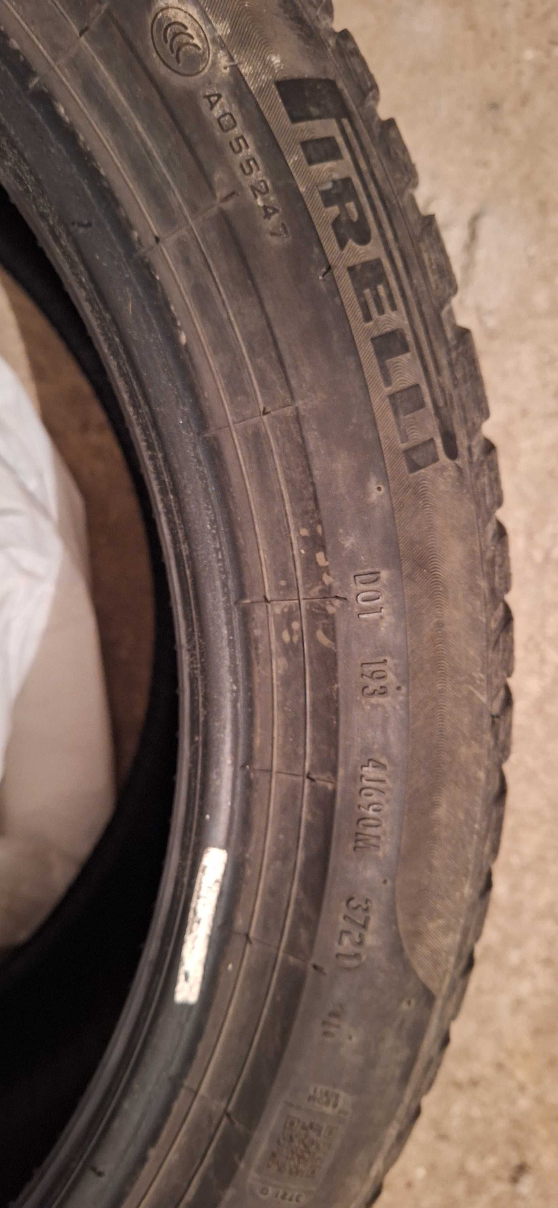 Продавам зимни гуми на 2 сезона PIRELLI 245/45R18 100H XL M+S