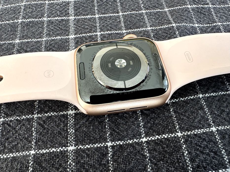 Apple Watch Series 4 (40 mm, Gold Aluminum, GPS), stare excelentă