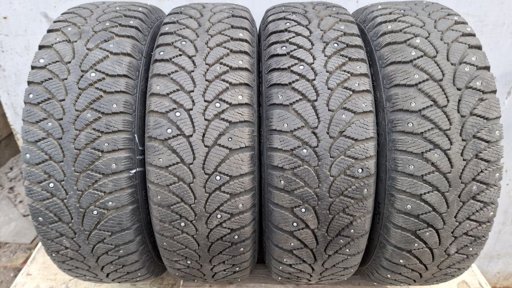 Продам  комплект  зимних  шипованных  шин  на R13