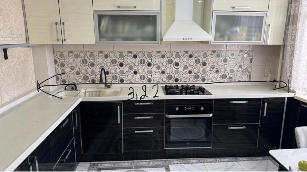 Продам кухонный гарнитур с встроенной бытовой кухонной техникой