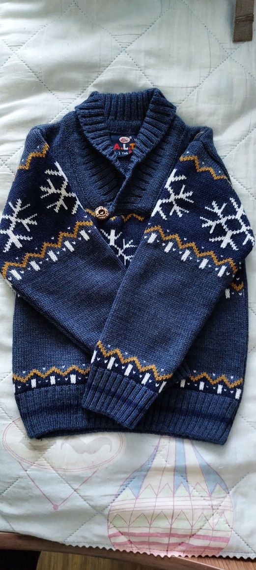 Продаётся свитер на 2-3года