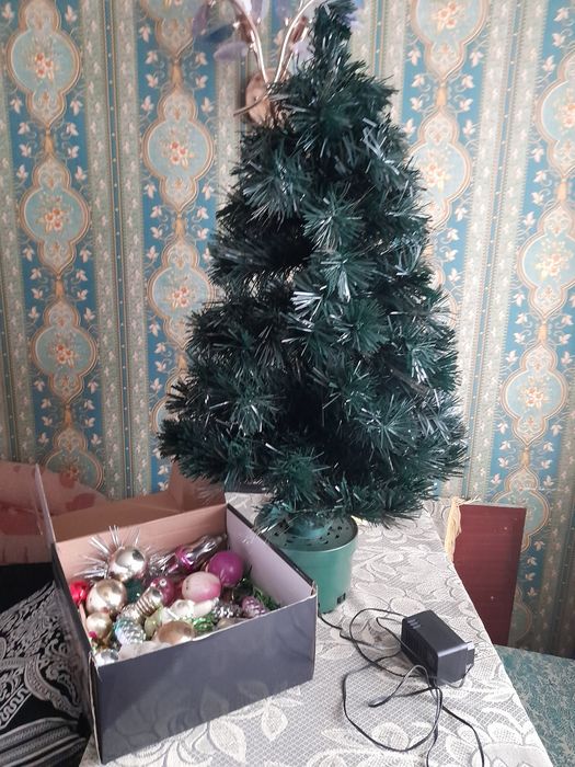 Отдам ёлку с игрушками за 5 литров масла подсолнечного.