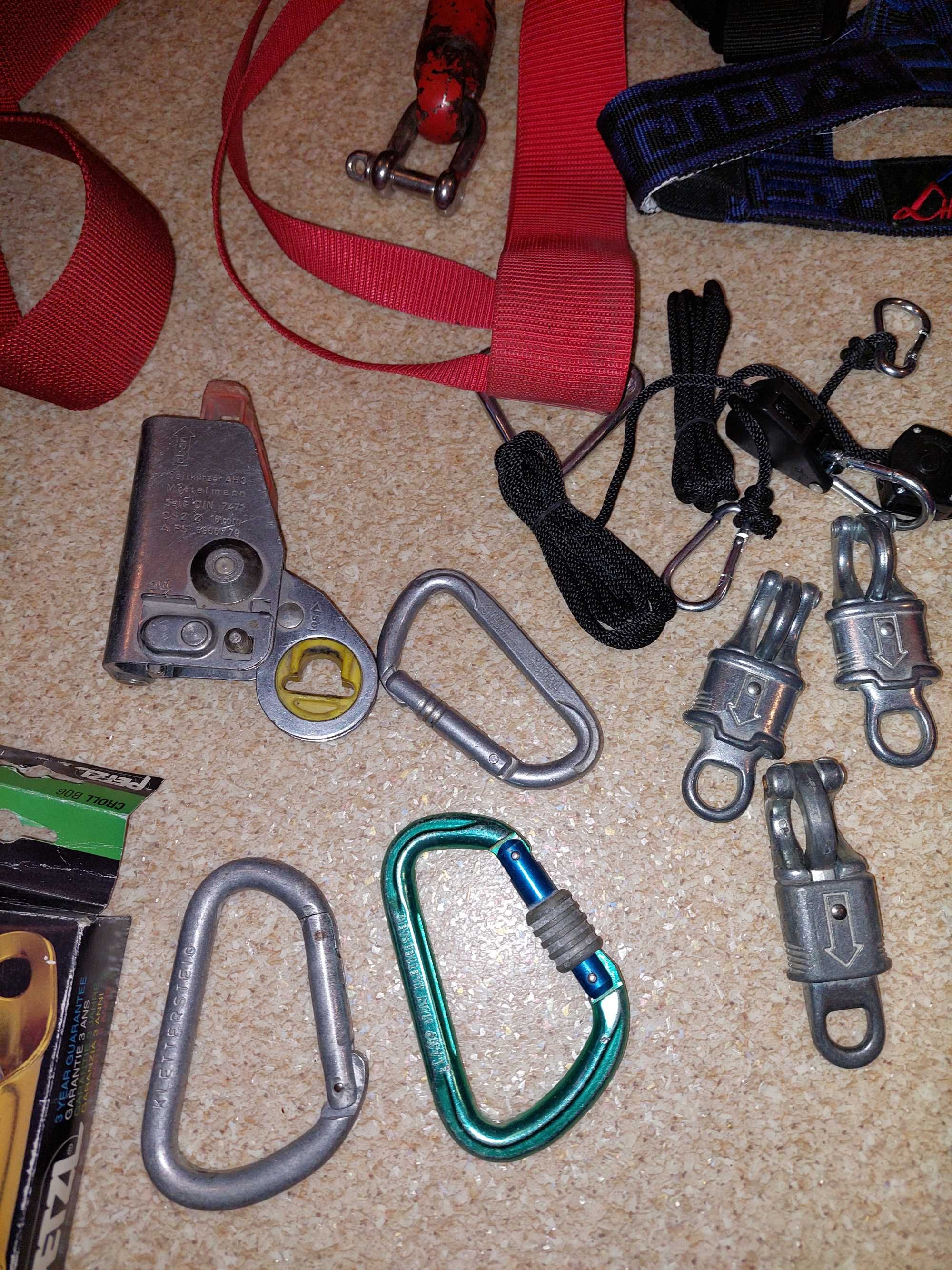 Vând  accesorii pentru alpinism în  starea  foarte bună