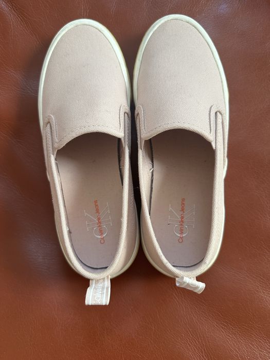 Tenisi Calvin Klein, aproape noi, purtati o data, marimea 37.