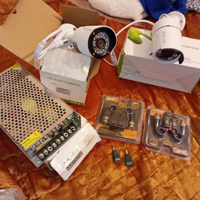 Срочно продам камера Нд 2 штук блок питания переходник и монитор