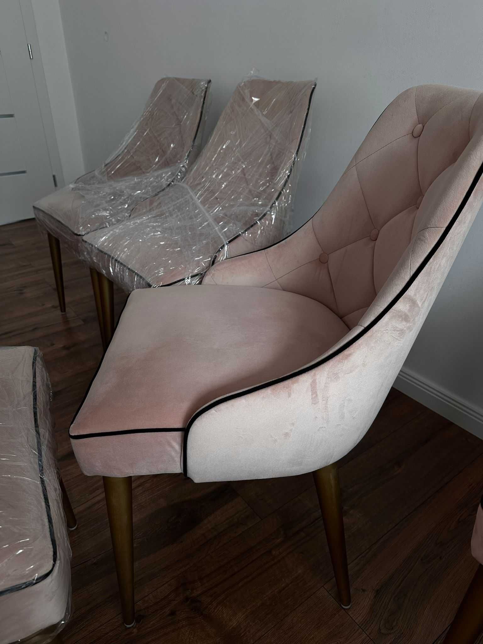 Vand scaune noi model Caro - Duval furniture