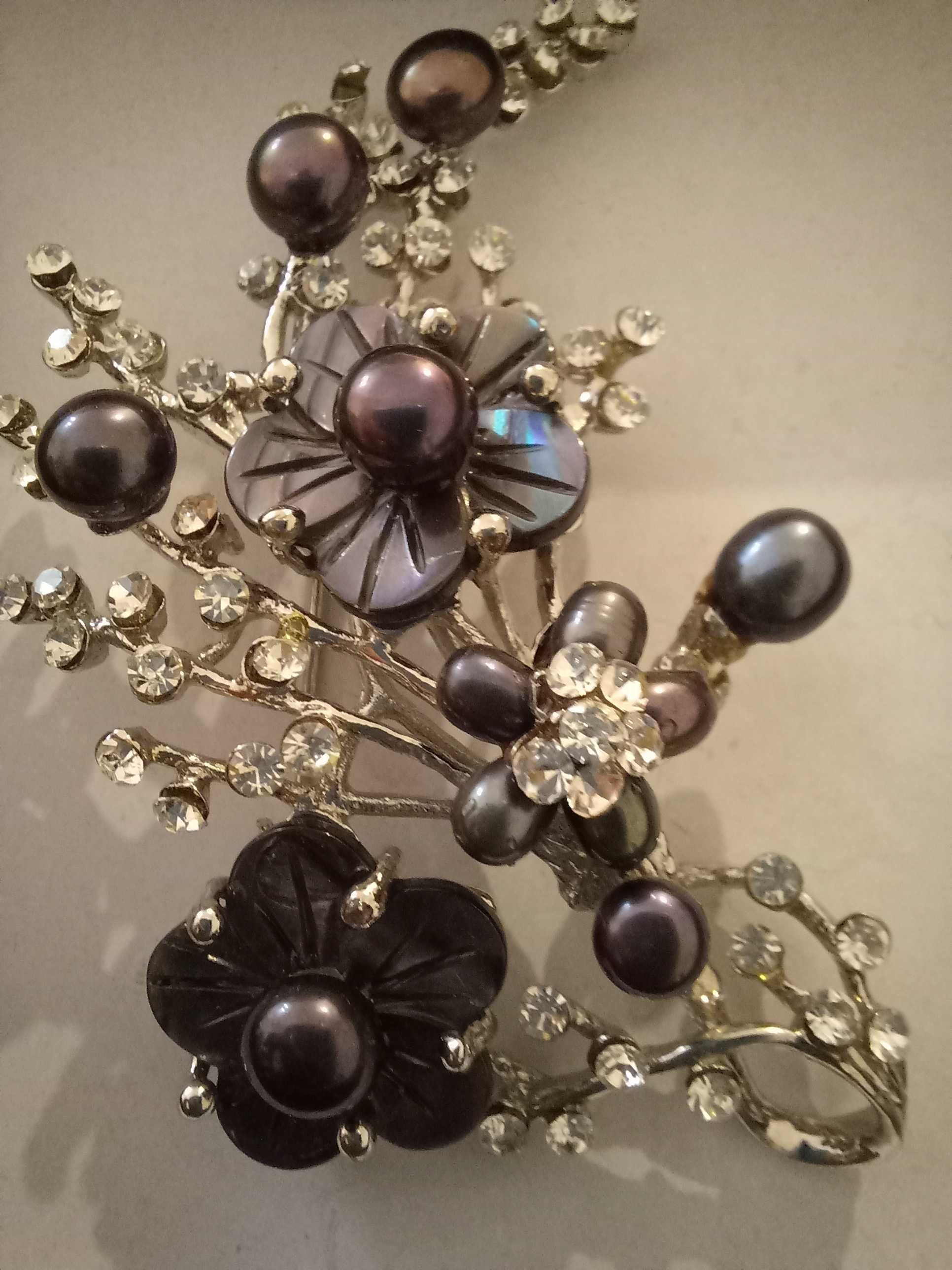 Brosa / pandantiv flori de sidef si perle negre