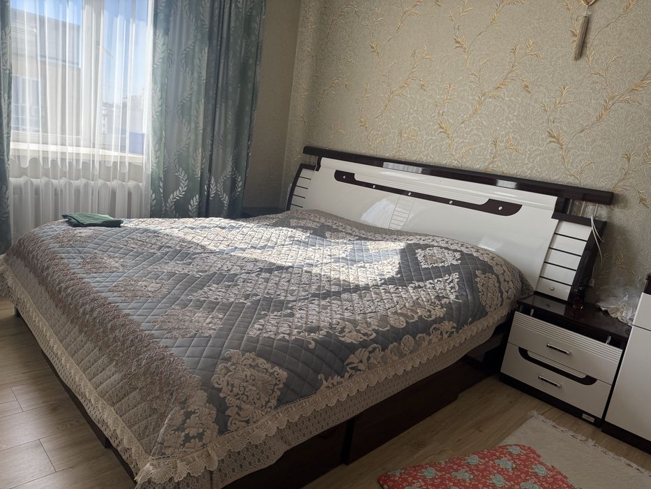 Продается 2х спальняя кровать тумочки и столик косм