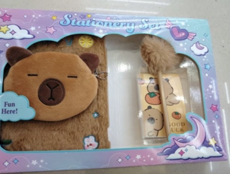 Подаръчен комплект плюшен Тефтер на Капибара с аксесоари за игра