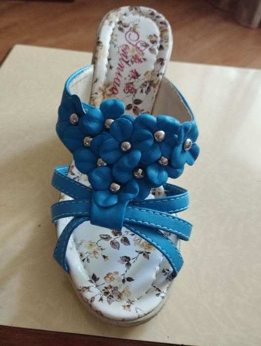 Бесплатно отдам босоножки