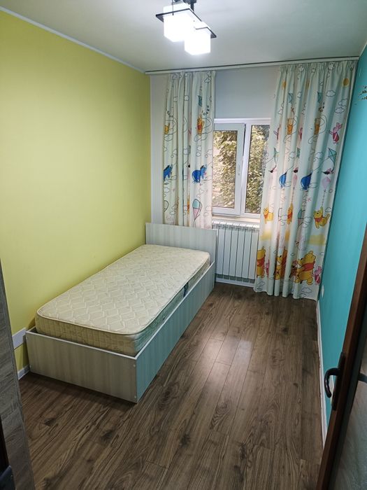 Închiriez apartament 3 camere.
