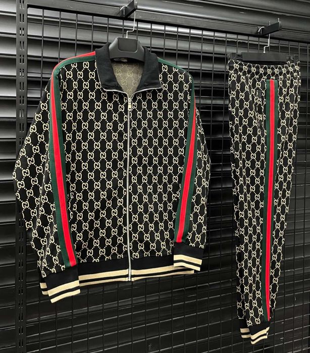 Налични модели мъжки комплекти.