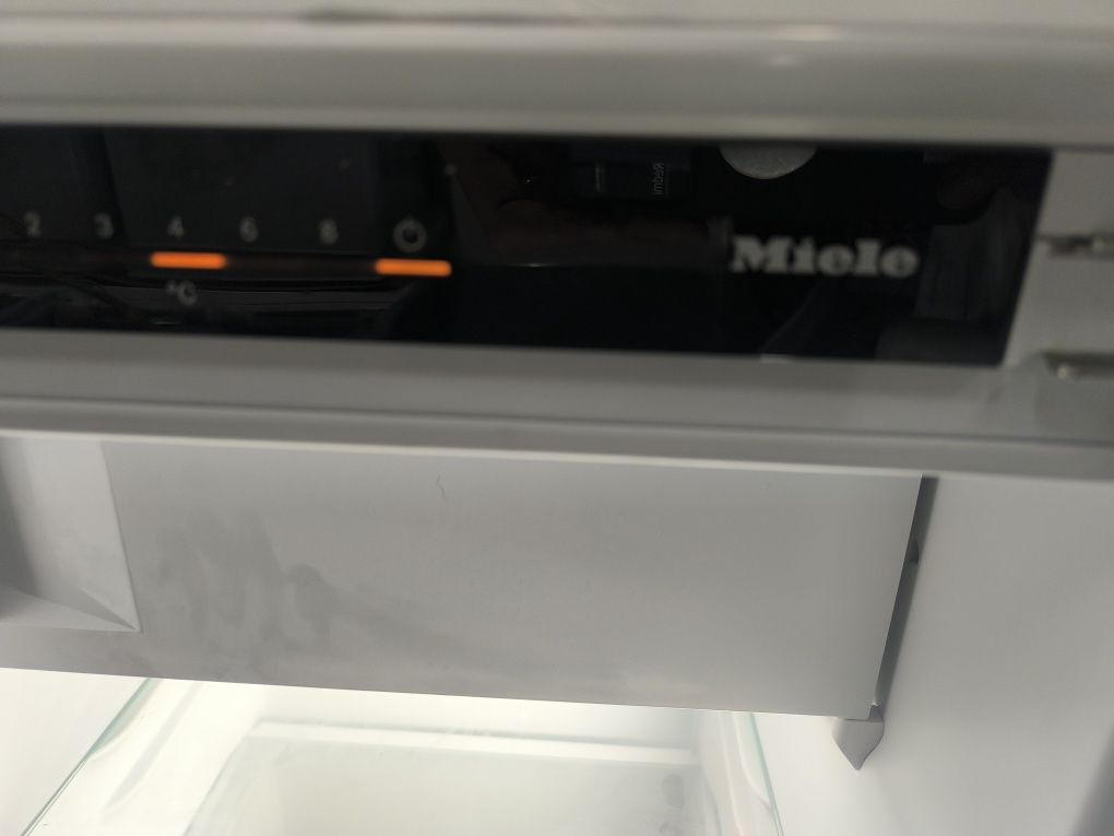 Хладилник с вътрешна камера за вграждане Miele K 7318 D - 187литра.