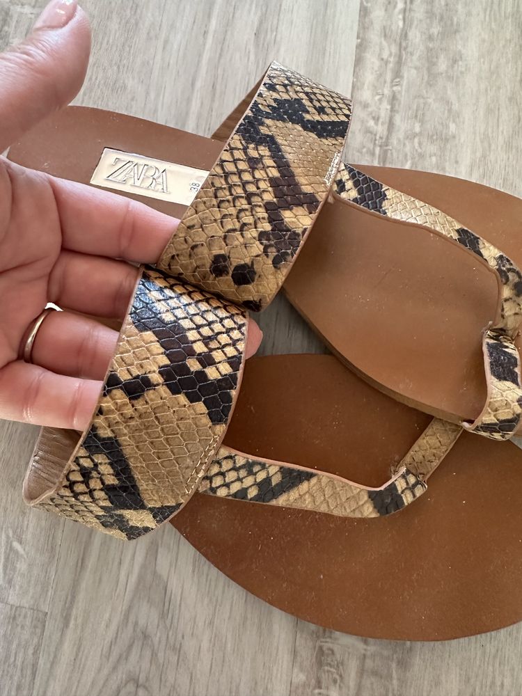 Кожени чехли на Zara