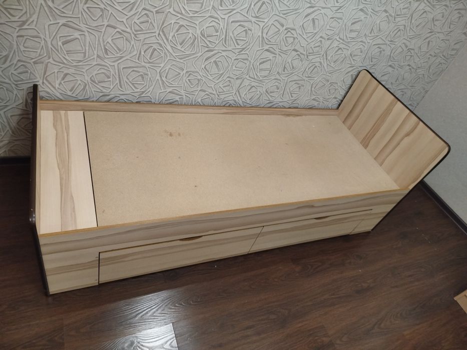 Продам 2 кровати с ящиками для белья снизу