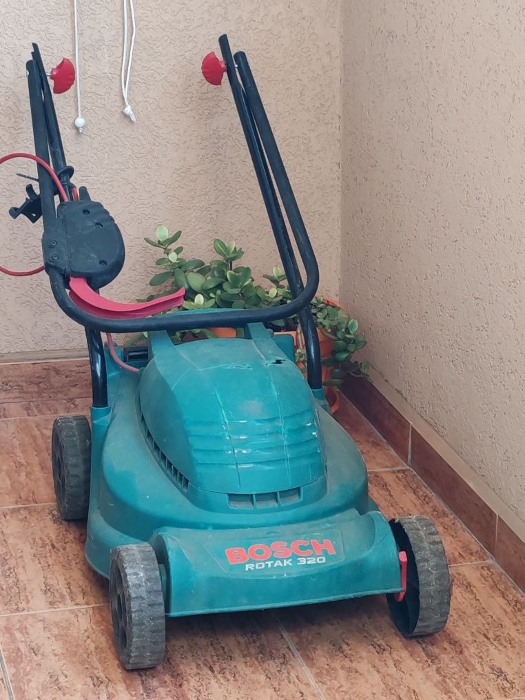 Електрическа косачка BOSCH