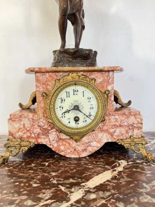 Ceas antic din marmură roz cu statuetă din bronz, H 59 cm