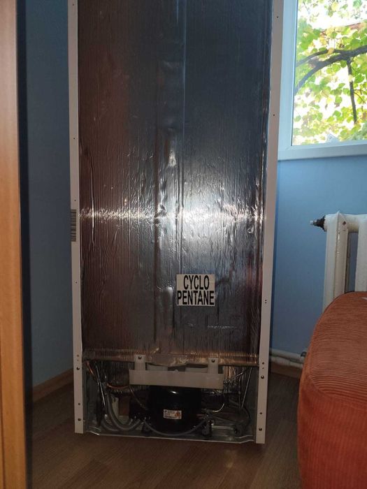 Vînd frigider Sharp, aflat într-o stare excelentă