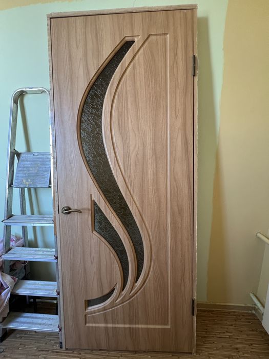 Дверь межкомнатная с коробкой 200*80 в хорошем состоянии