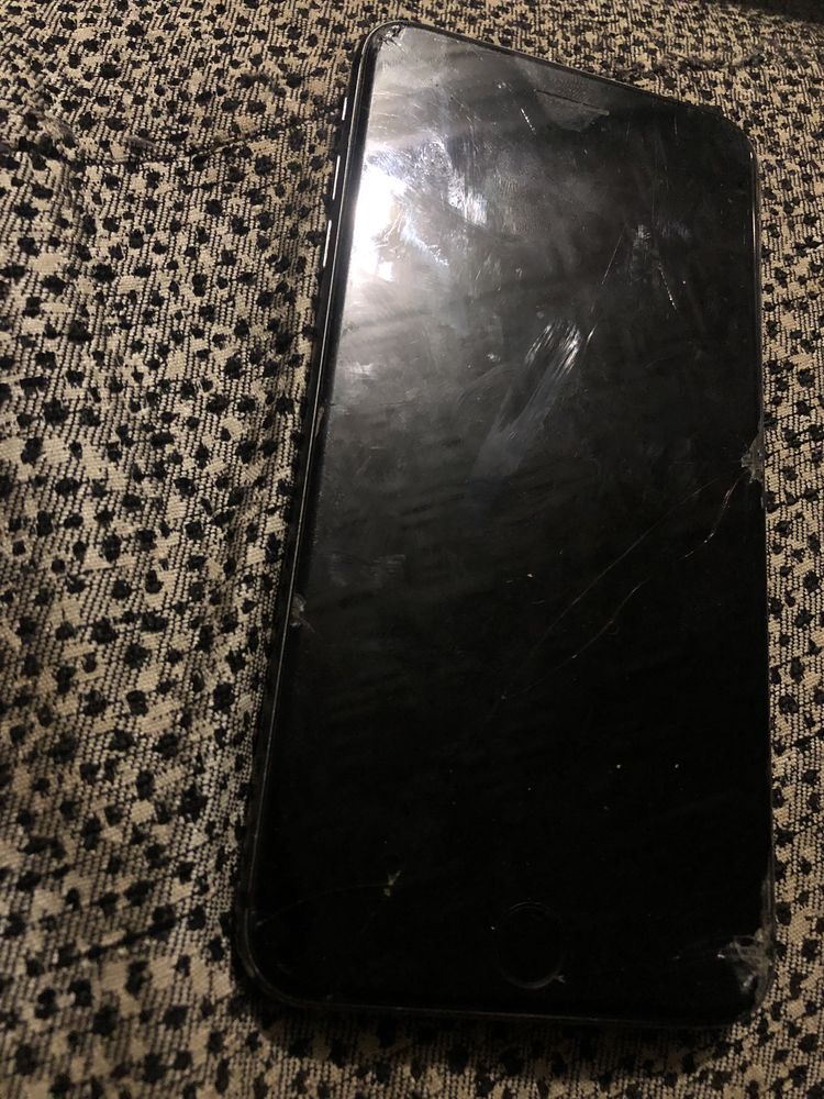 продавам Iphone 8 Plus