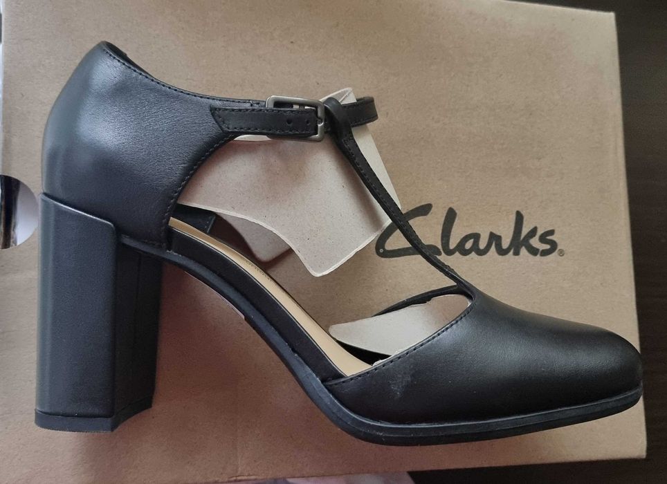 Нови обувки каишка Clarks