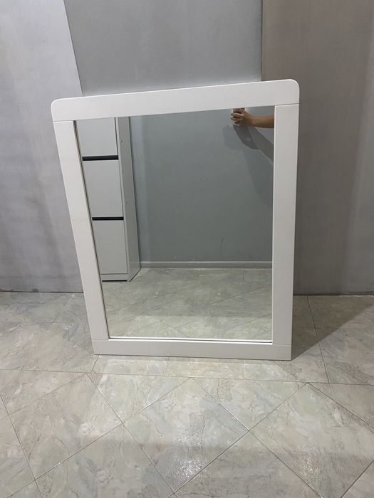 Огледало с рамка от дърво