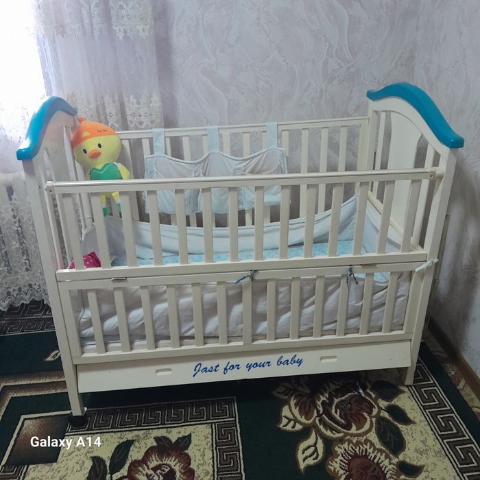 Продается кроватка детская деревянная .производства дубай.