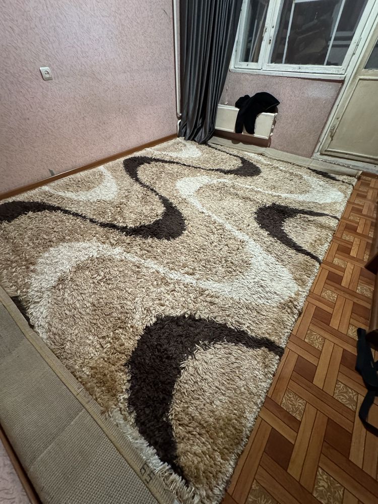 Ковёр со средним ворсом,бежевого цвета,самовывоз