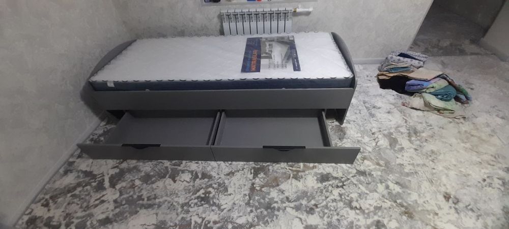 Bir kishilik divan sotiladi.