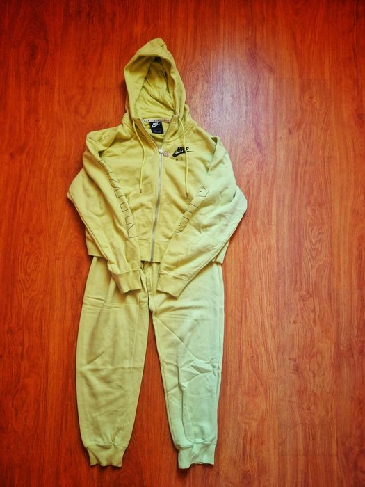 Дамски зелен спортен панталон Nike AIR и спортен панталон Pinko