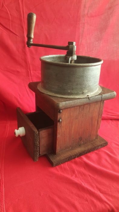 Старинни-  кръчмарска  мелница кафе и Действащ модел  на парна машина
