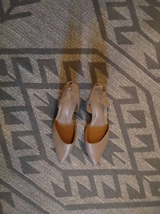 Туфли женские на каблуке  - черные  лаковые и бежевые .  Размер 43-44