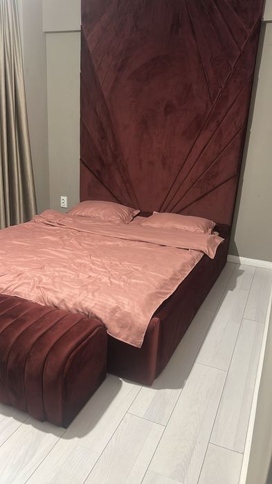 Pat tapițat cu taburet