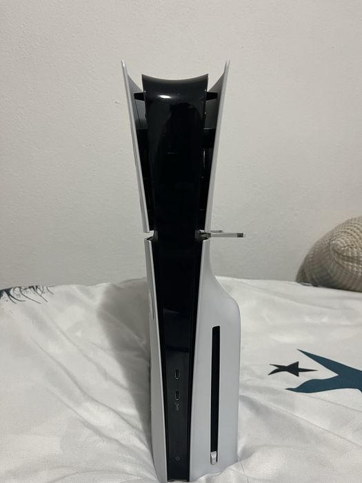 PS5 Slim , cu disc- stare impecabila + 2 controllere