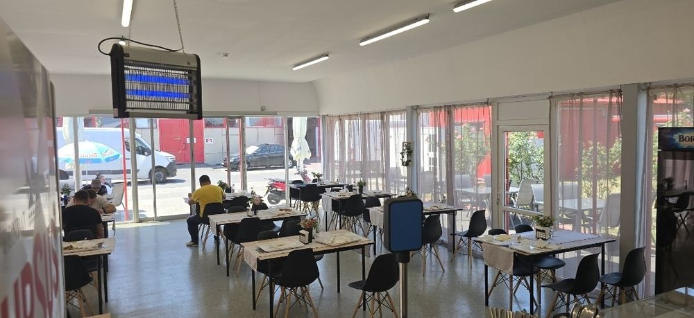 Mese scaune restaurant interior terasa exterior