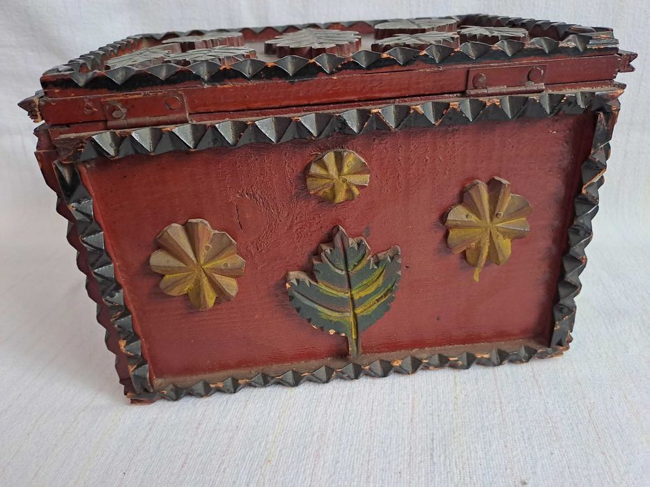 cutie veche lemn detalii tramp art 26/19/18 cm